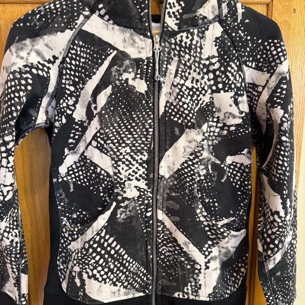 Lululemon Scuba Hoodie Static Mist Black White in Size 6